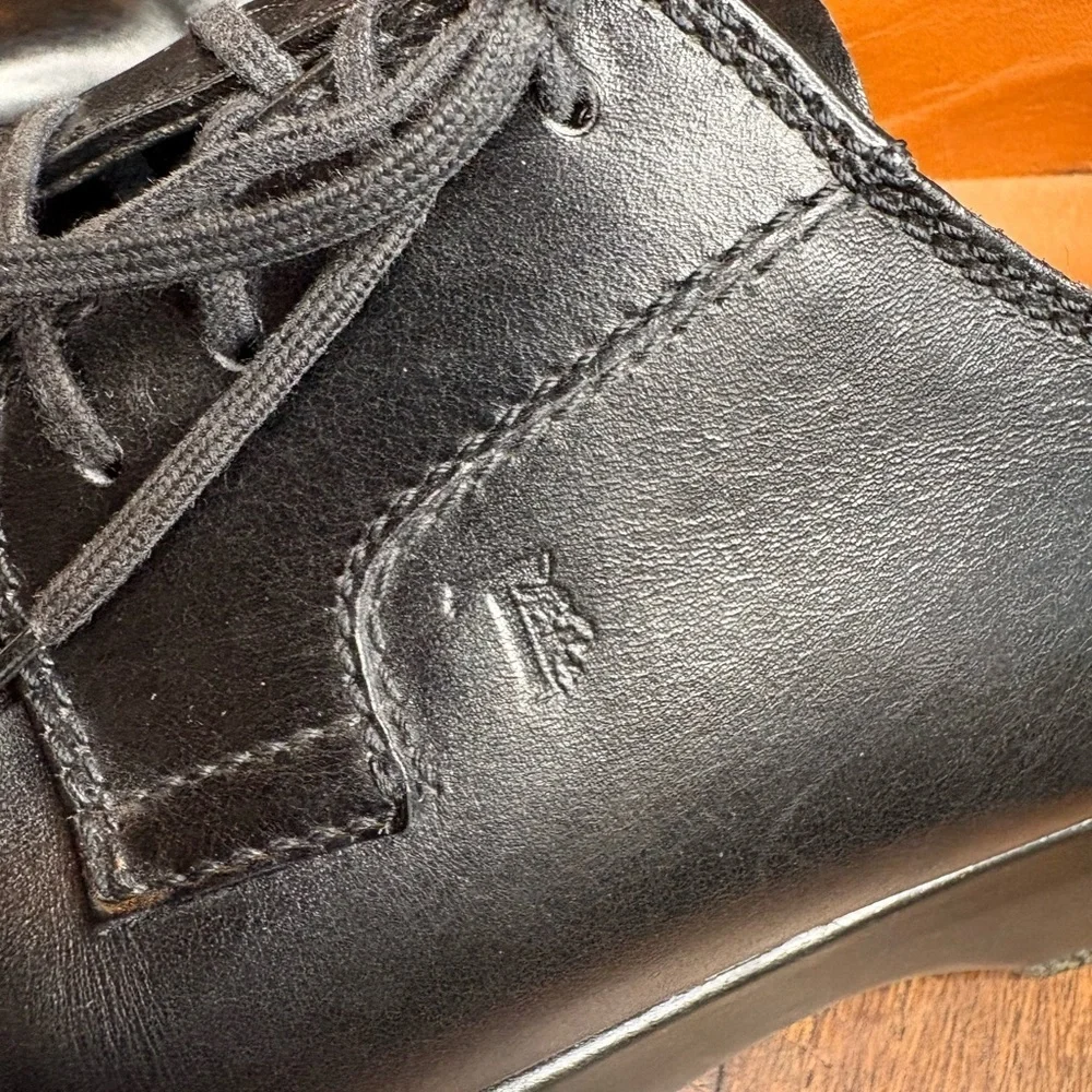 Tod’s- Classic Black Leather Oxford Shoes with a Thick Sole. Size US 7.5
